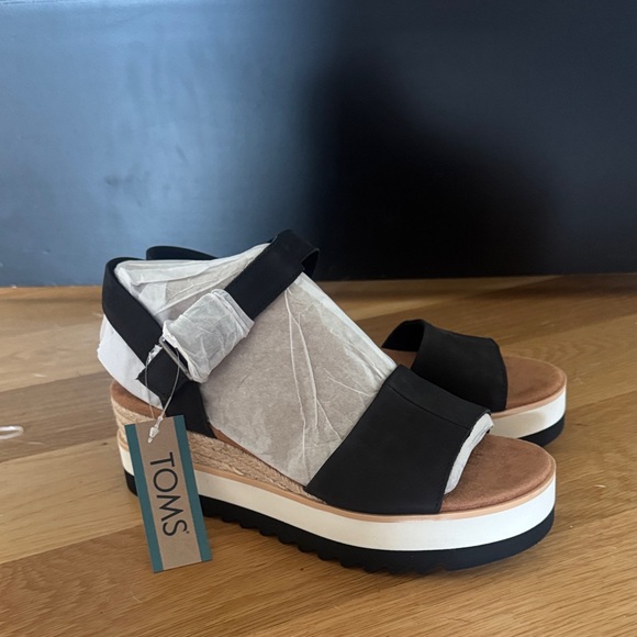 TOMS Black and White Platform Sandals - Picture 1 of 2